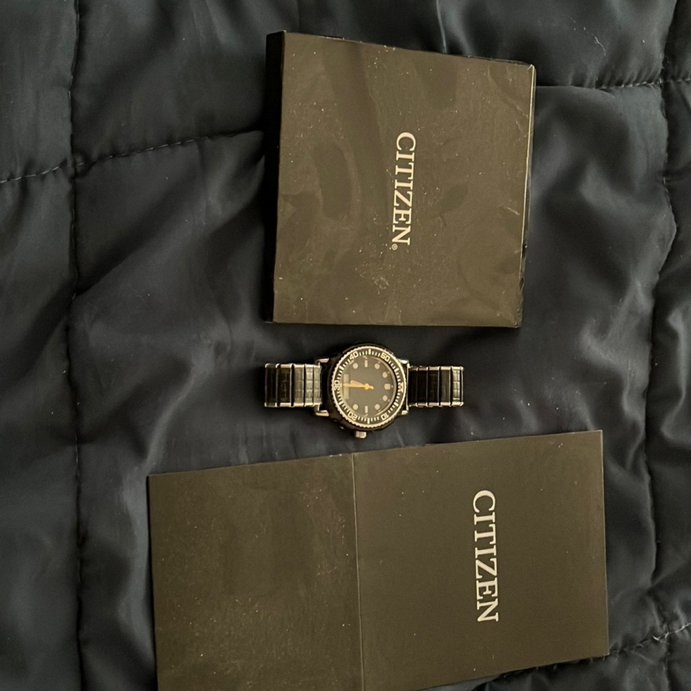 Men’s citizen watch. Good condition. Just needs battery.